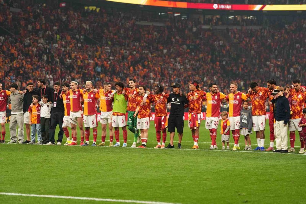 Galatasaray, Derbi Galibiyetini Taraftarıyla Kutladı