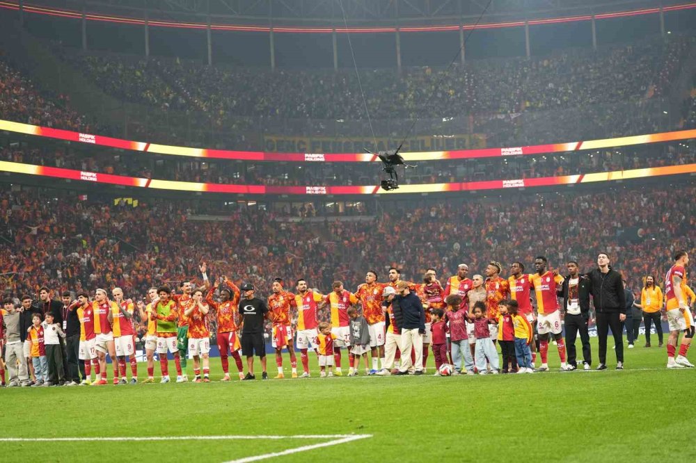 Galatasaray, Derbi Galibiyetini Taraftarıyla Kutladı