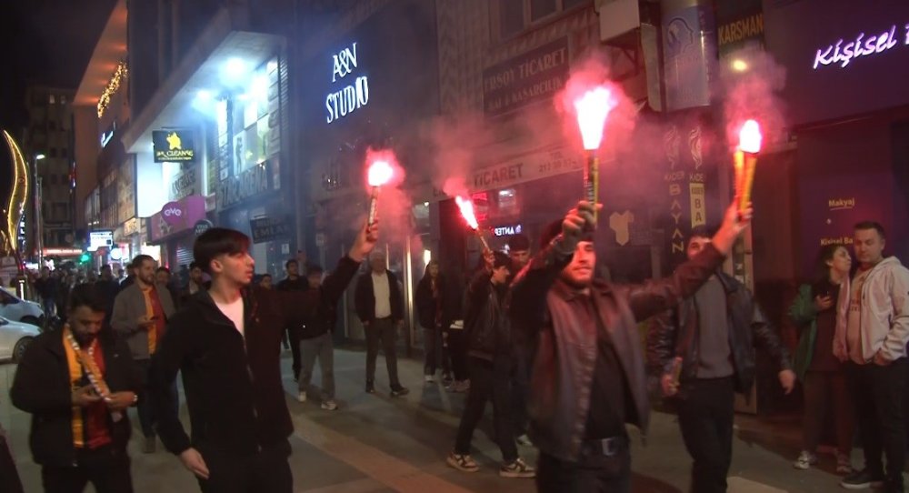 Kars’ta Derbi Zaferi Coşkusu.. Sarı-Kırmızılılar Sokaklara Akın Etti!