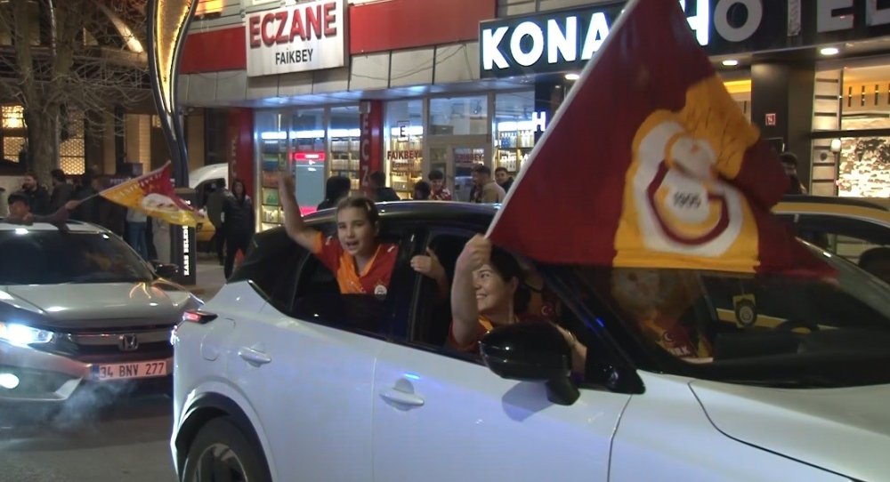 Kars’ta Derbi Zaferi Coşkusu.. Sarı-Kırmızılılar Sokaklara Akın Etti!