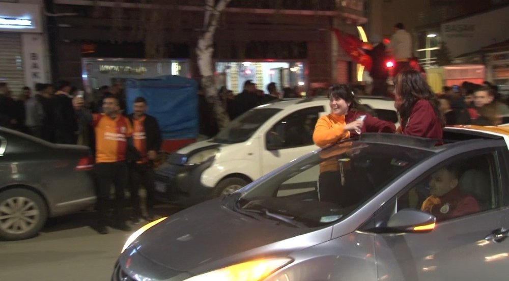 Kars’ta Derbi Zaferi Coşkusu.. Sarı-Kırmızılılar Sokaklara Akın Etti!