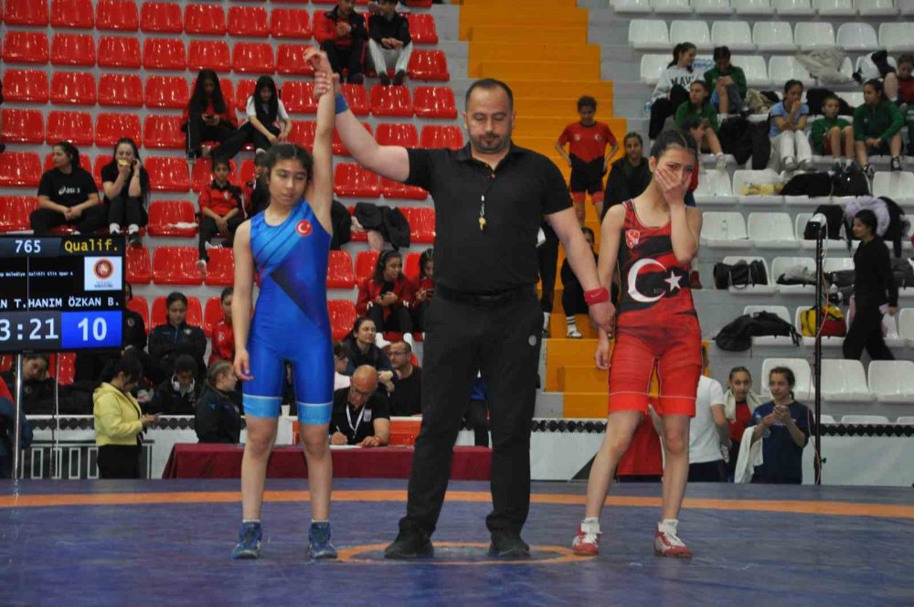 Kars’ta Güreş Heyecanı.. U15 Türkiye Şampiyonası Tüm Hızıyla Sürüyor!