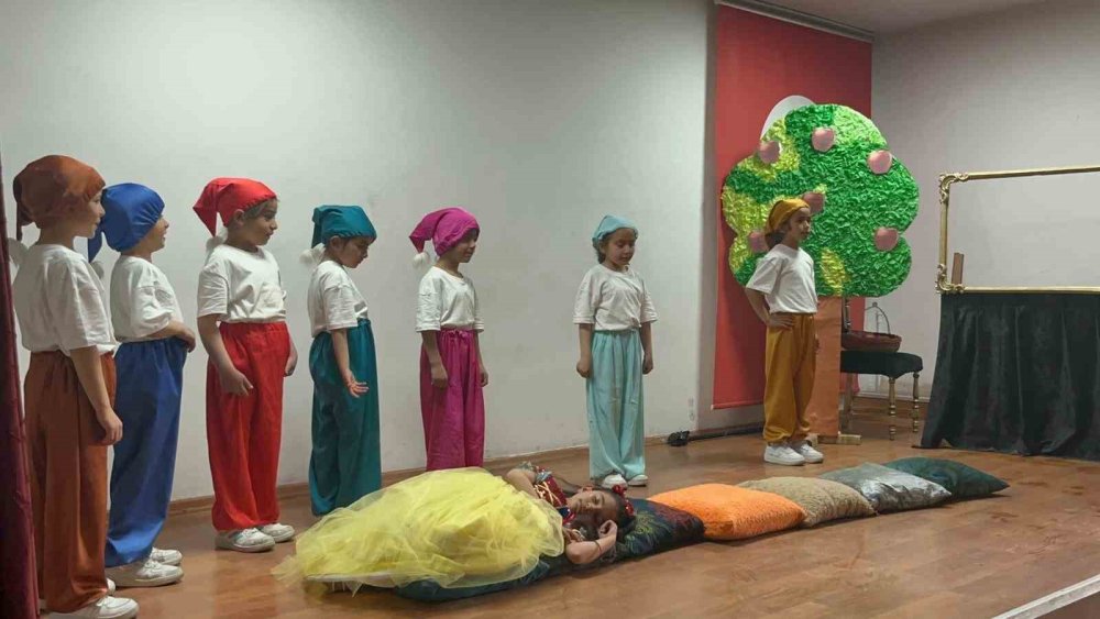 Akyaka’da Minik Yetenekler Sahne Aldı: Köy Okulundan Alkış Alan Gösteri