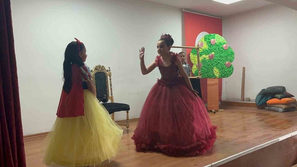 Akyaka’da Minik Yetenekler Sahne Aldı: Köy Okulundan Alkış Alan Gösteri