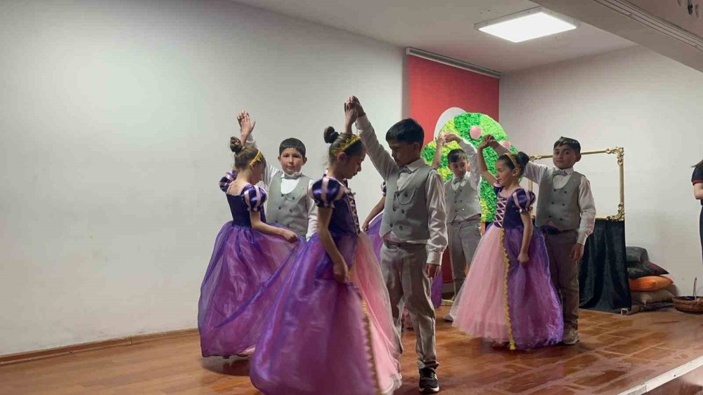 Akyaka’da Minik Yetenekler Sahne Aldı: Köy Okulundan Alkış Alan Gösteri