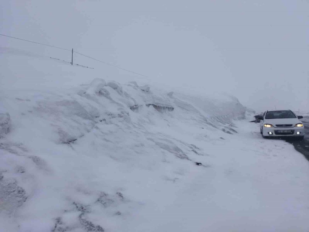 Bahar Yolda, Kış Zirvede.. Ilgar Geçidi’nde Kar Kalınlığı Şaşırtıyor!