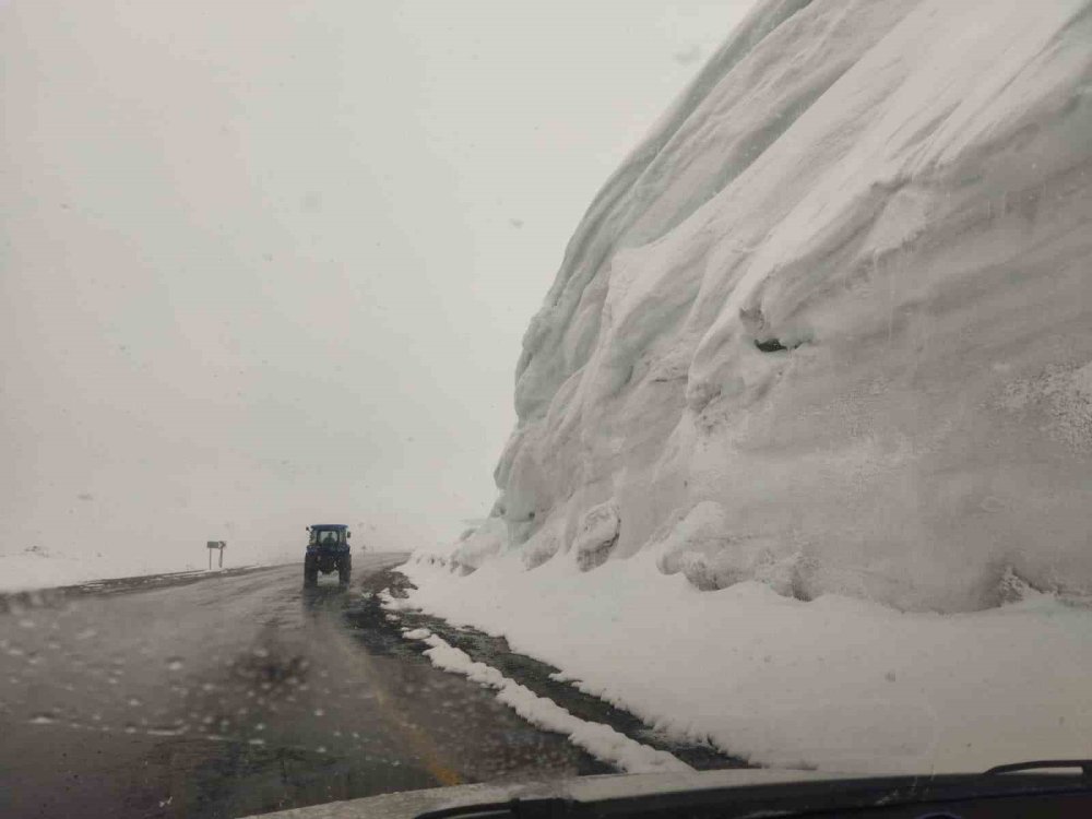 Bahar Yolda, Kış Zirvede.. Ilgar Geçidi’nde Kar Kalınlığı Şaşırtıyor!