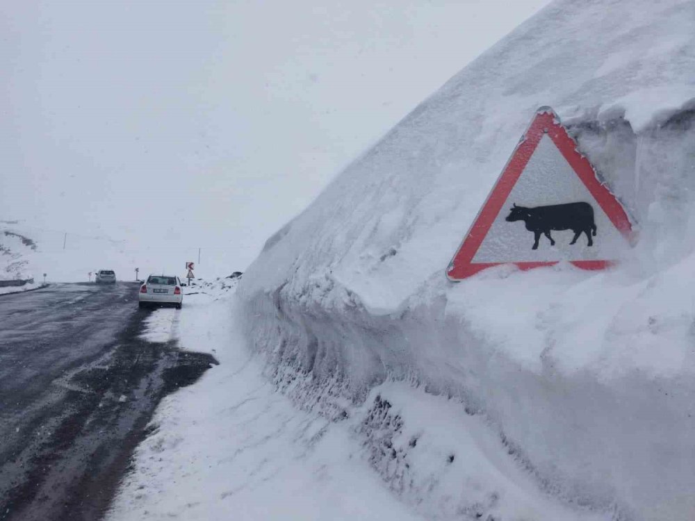 Bahar Yolda, Kış Zirvede.. Ilgar Geçidi’nde Kar Kalınlığı Şaşırtıyor!