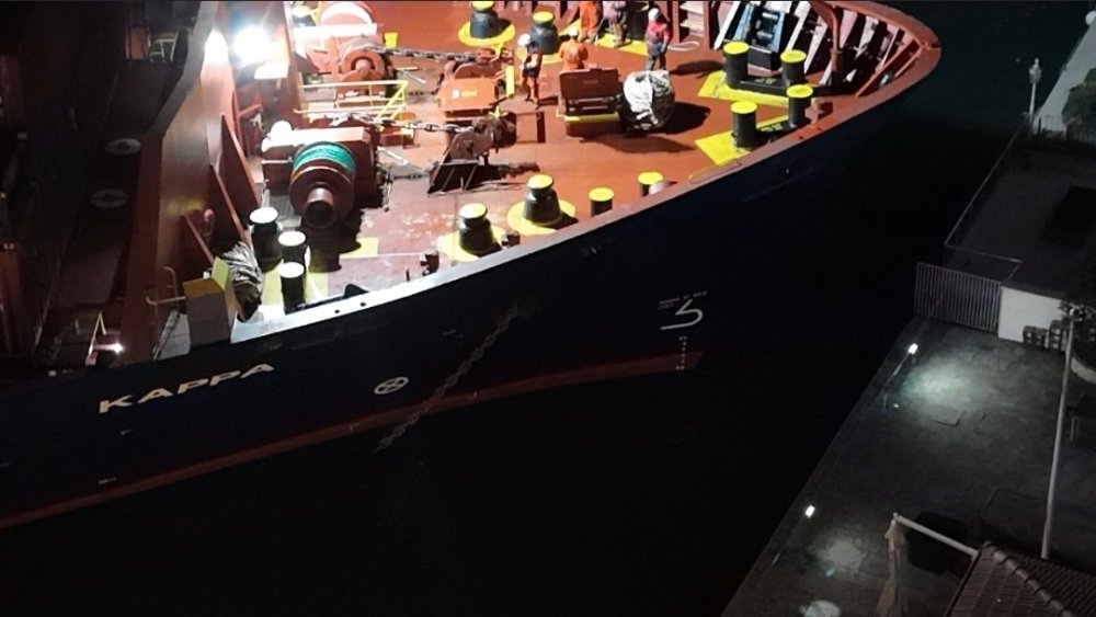 İ̇stanbul Boğazı’nda Gemi Yalıya Metreler Kala Karaya Oturdu, Geçişler Geçici Olarak Durduruldu