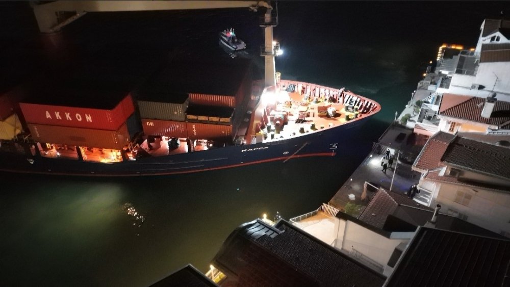 İ̇stanbul Boğazı’nda Gemi Yalıya Metreler Kala Karaya Oturdu, Geçişler Geçici Olarak Durduruldu