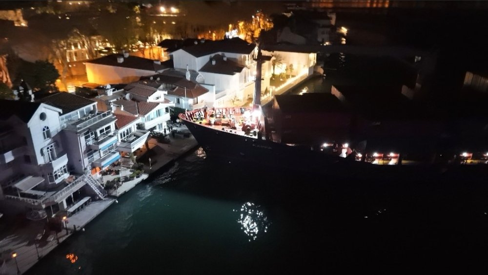 İ̇stanbul Boğazı’nda Gemi Yalıya Metreler Kala Karaya Oturdu, Geçişler Geçici Olarak Durduruldu