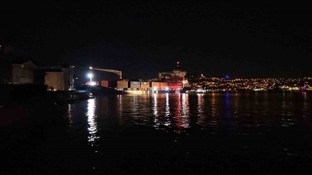 İ̇stanbul Boğazı’nda Gemi Yalıya Metreler Kala Karaya Oturdu, Geçişler Geçici Olarak Durduruldu