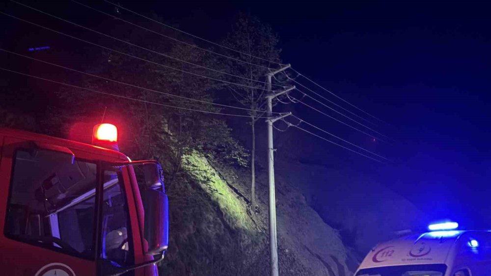 Uçuruma Yuvarlanan 3 Kişi Operasyonla Kurtarıldı