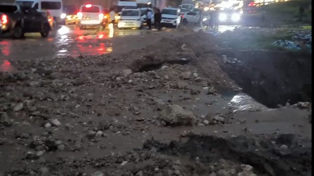 Cizre’de Heyelan Yolu Kapattı, Çok Sayıda Araç Mahsur Kaldı