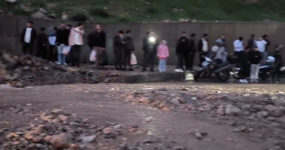 Cizre’de Heyelan Yolu Kapattı, Çok Sayıda Araç Mahsur Kaldı