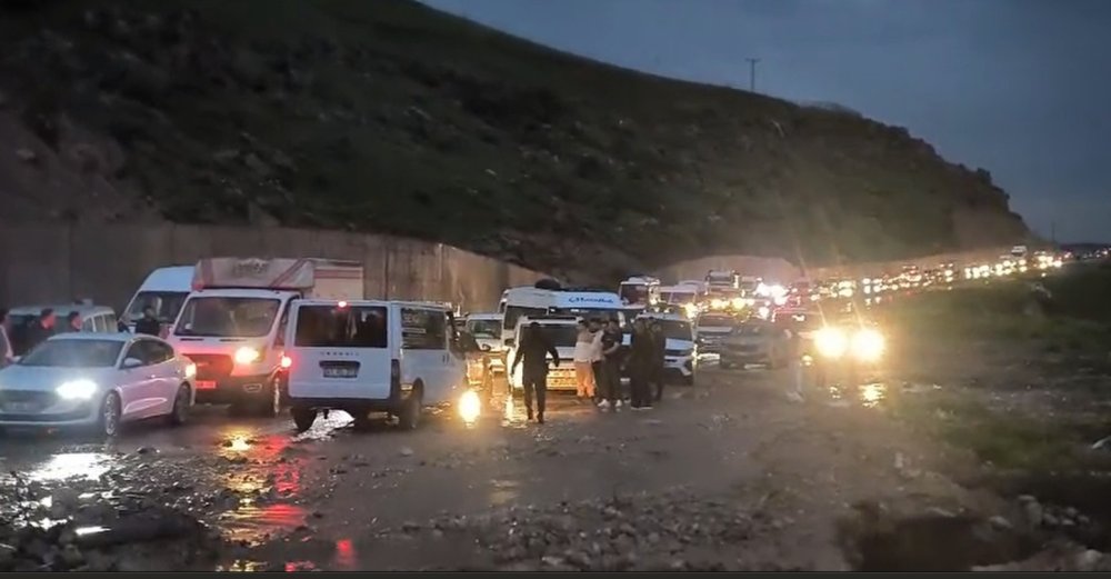 Cizre’de Heyelan Yolu Kapattı, Çok Sayıda Araç Mahsur Kaldı
