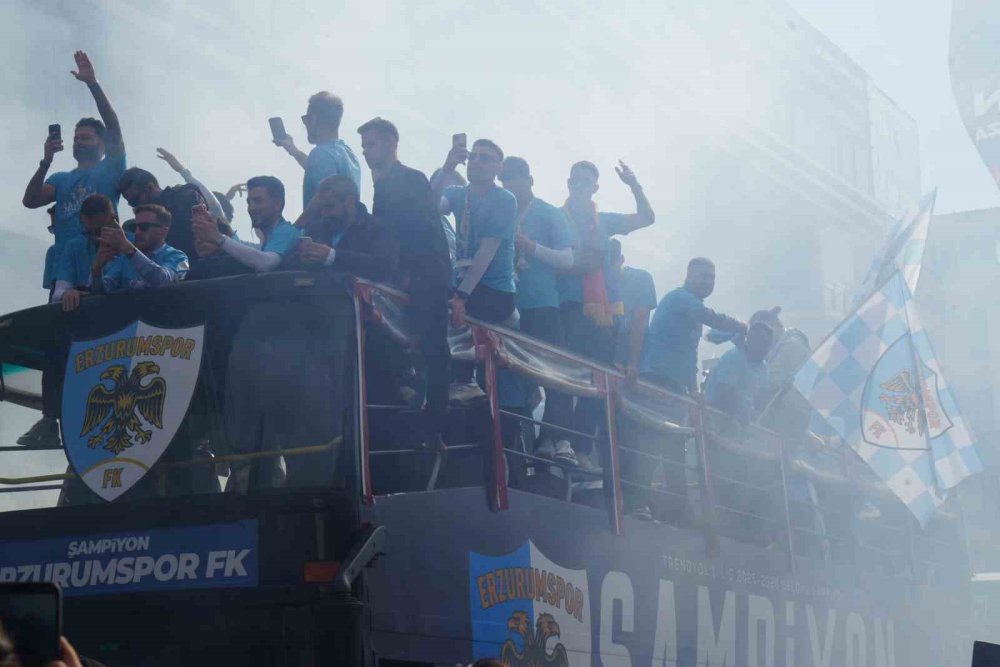 Erzurumspor FK’dan Şampiyonluk Turu ve Kupa Töreni