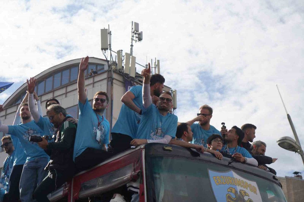 Erzurumspor FK’dan Şampiyonluk Turu ve Kupa Töreni