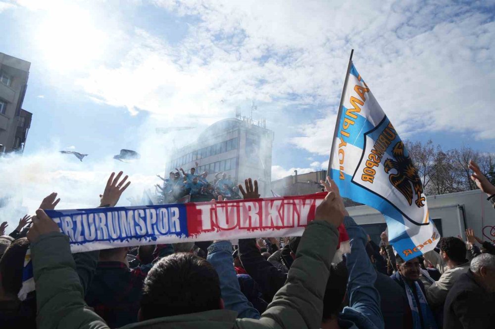Erzurumspor FK’dan Şampiyonluk Turu ve Kupa Töreni