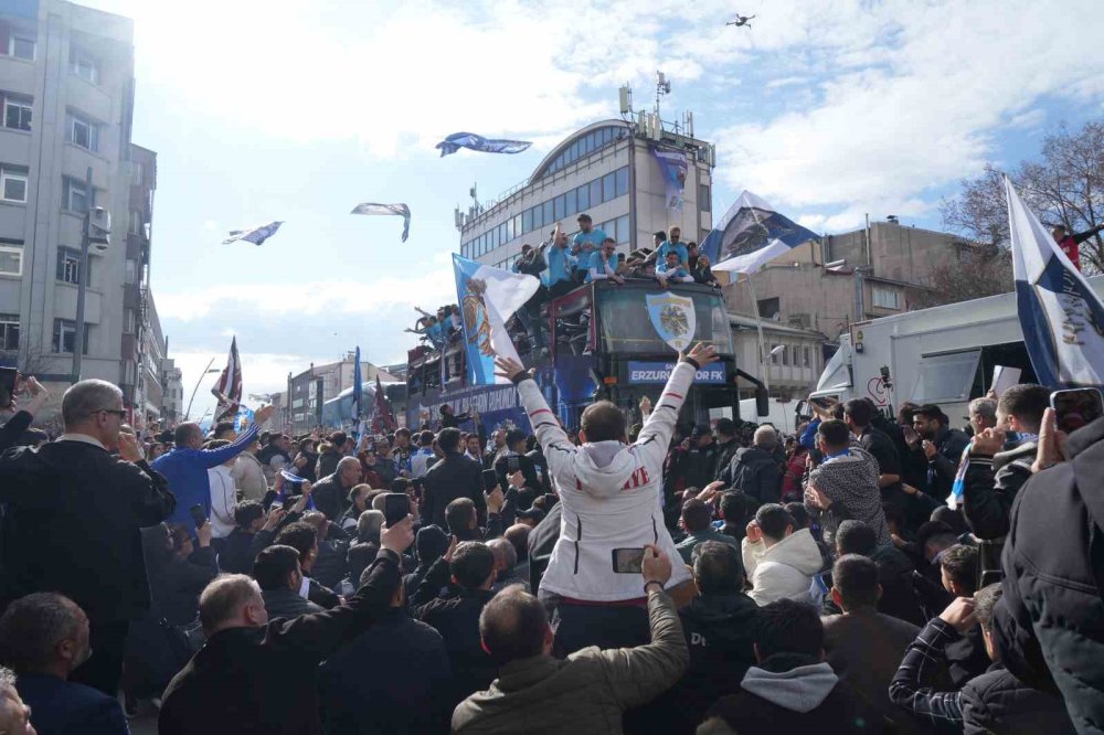 Erzurumspor FK’dan Şampiyonluk Turu ve Kupa Töreni
