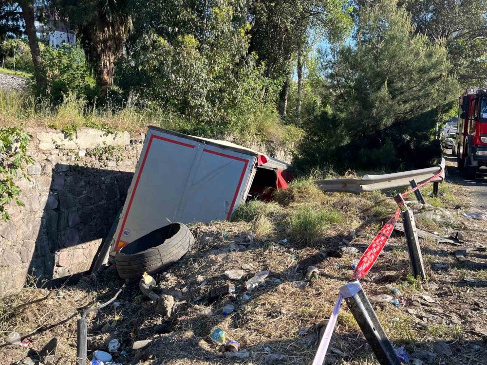 İzmir’de Freni Boşalan TIR 10 Araca Çarptı: 1’i Polis 3 Kişi Hayatını Kaybetti