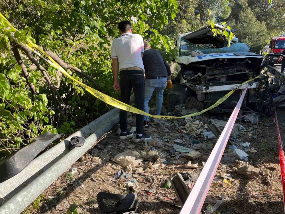 İzmir’de Freni Boşalan TIR 10 Araca Çarptı: 1’i Polis 3 Kişi Hayatını Kaybetti