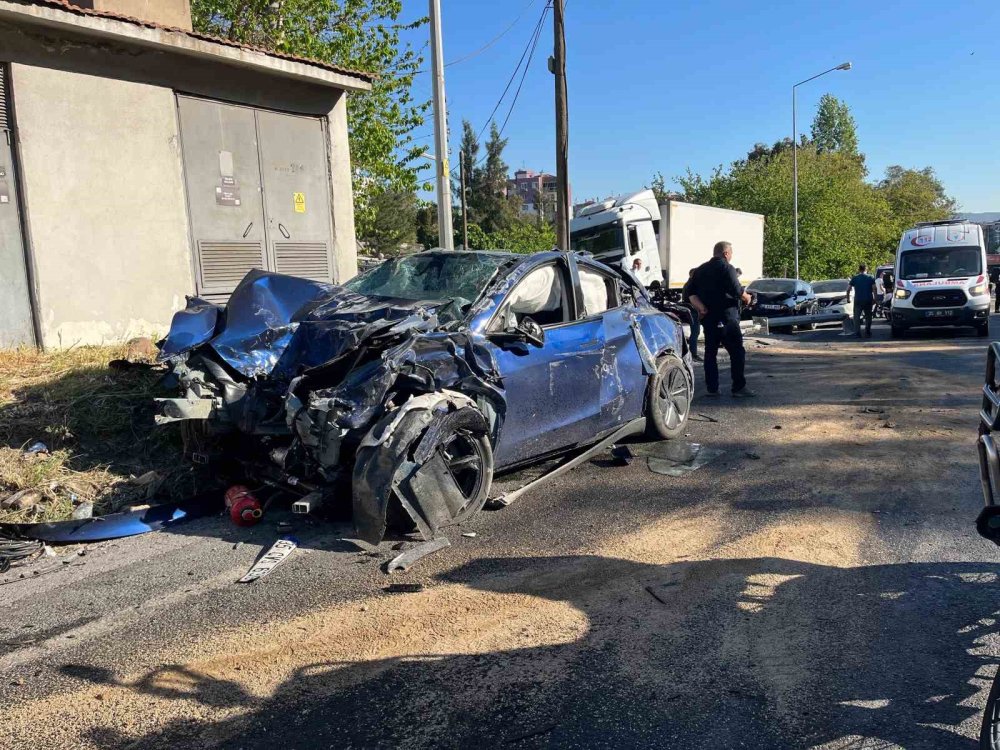 İzmir’de Freni Boşalan TIR 10 Araca Çarptı: 1’i Polis 3 Kişi Hayatını Kaybetti