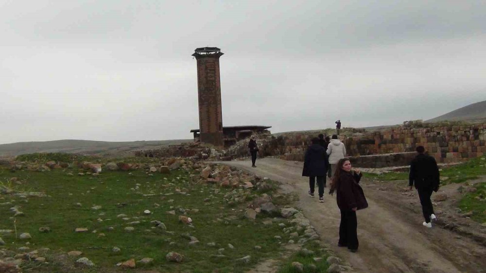 UNESCO Mirası Antik Şehir Ani’ye Yoğun İlgi.. Ziyaretçi Sayısı Artıyor!