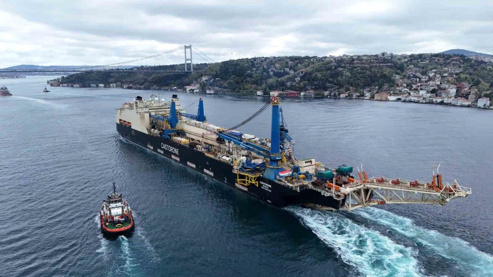 Dev Boru Döşeme Gemisi Castorone Boğaz’dan Geçti