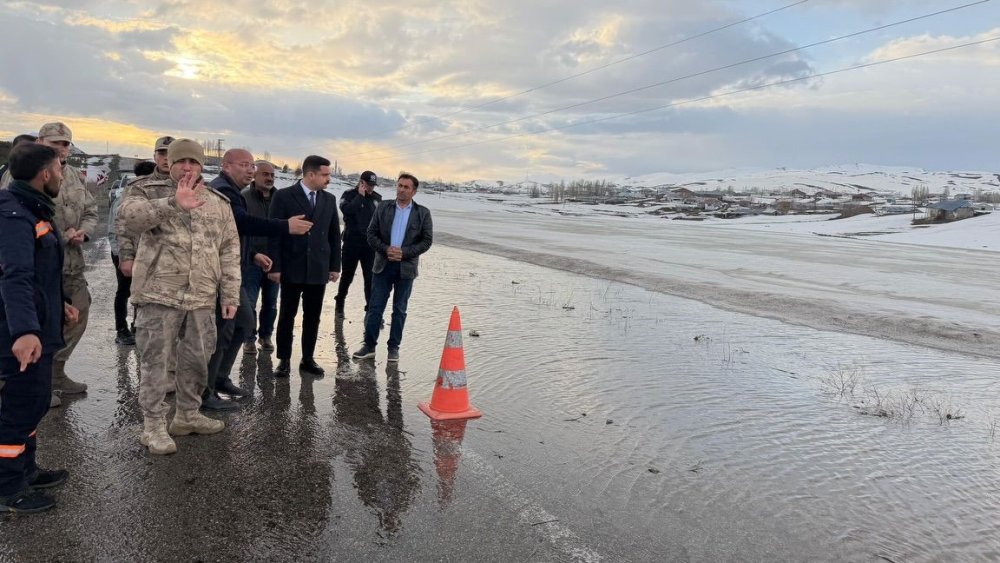 Karayazı’da Gölet Taştı, Yol Ulaşıma Kapatıldı