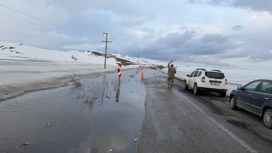 Karayazı’da Gölet Taştı, Yol Ulaşıma Kapatıldı
