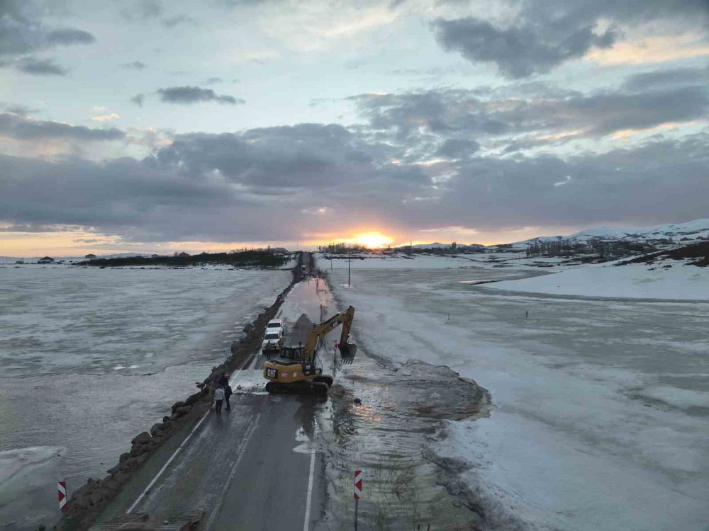 Karayazı’da Gölet Taştı, Yol Ulaşıma Kapatıldı