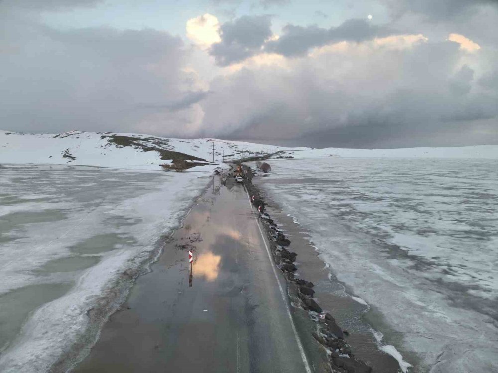 Karayazı’da Gölet Taştı, Yol Ulaşıma Kapatıldı