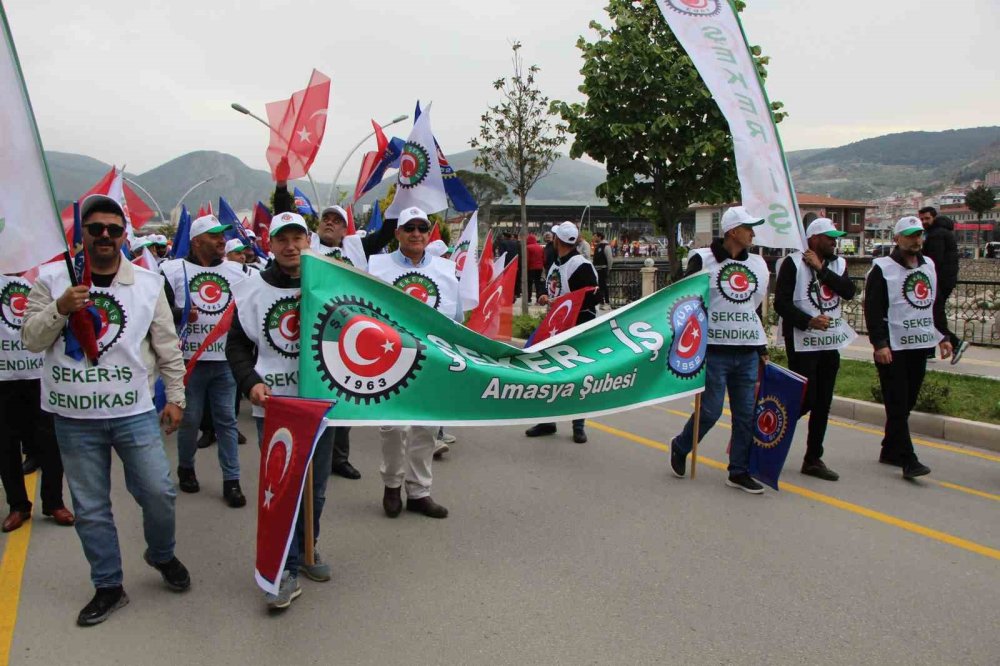 Amasya’da Yağmur Altında 1 Mayıs Yürüyüşü