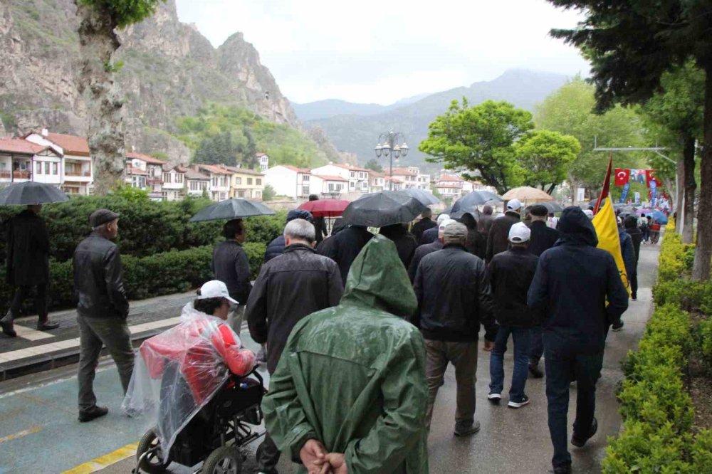 Amasya’da Yağmur Altında 1 Mayıs Yürüyüşü