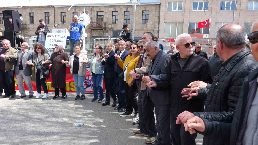 Ardahan’da 1 Mayıs Coşkusu.. Meydanlar Doldu, Halaylar Çekildi!