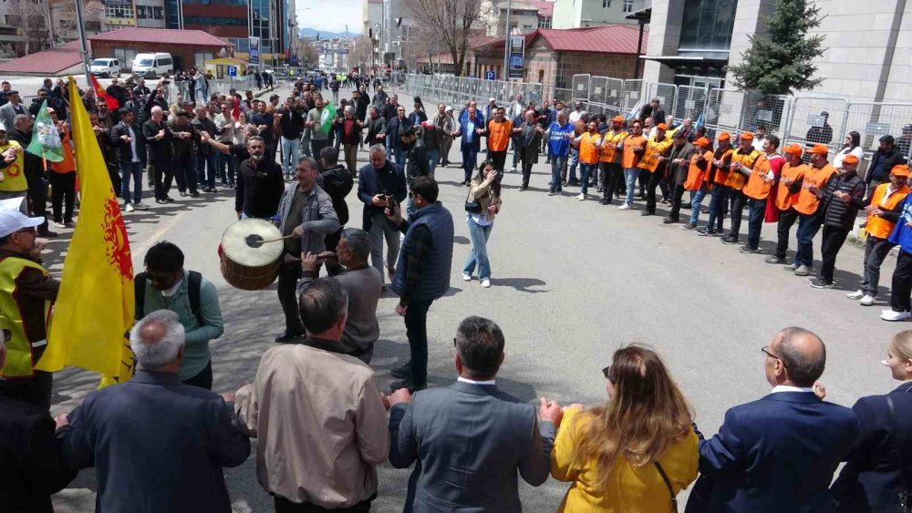 Ardahan’da 1 Mayıs Coşkusu.. Meydanlar Doldu, Halaylar Çekildi!