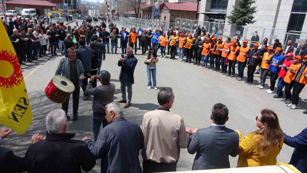 Ardahan’da 1 Mayıs Coşkusu.. Meydanlar Doldu, Halaylar Çekildi!