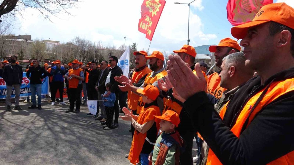 Ardahan’da 1 Mayıs Coşkusu.. Meydanlar Doldu, Halaylar Çekildi!