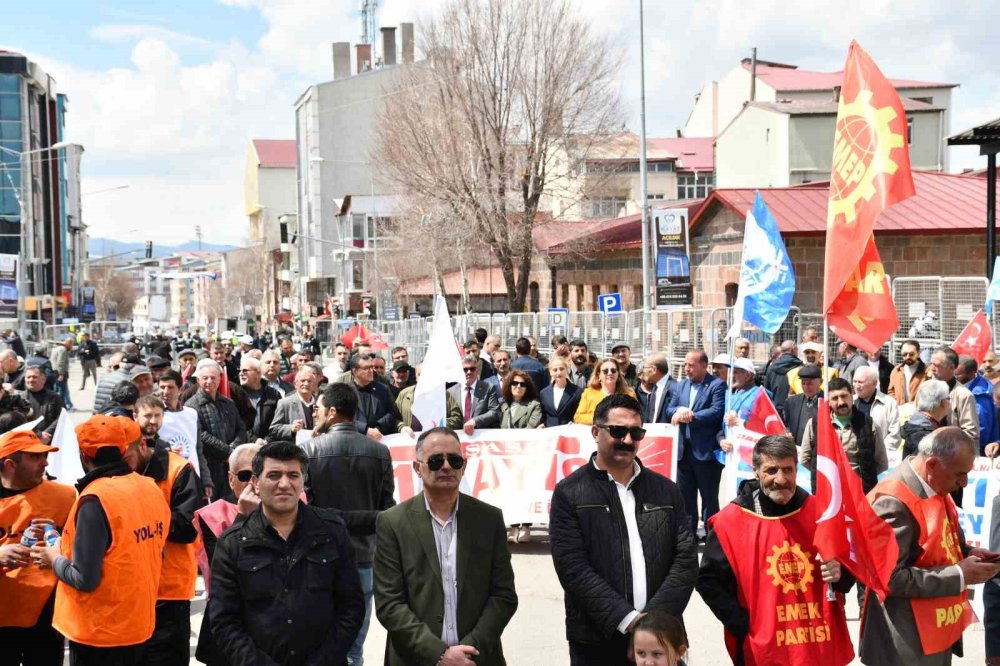 Ardahan’da 1 Mayıs Coşkusu.. Meydanlar Doldu, Halaylar Çekildi!