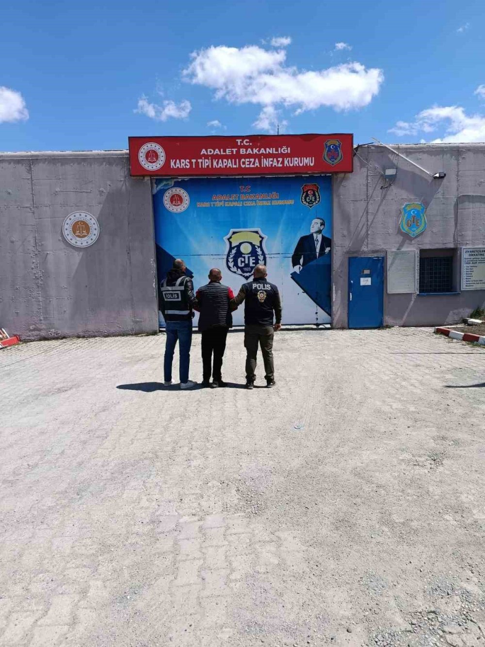 Asayiş Operasyonu.. Kars’ta 27 Yıl Hapis Cezalı Firari Yakalandı! Kars’ta uzun süredir aranan ve hakkında 27 yıl kesinleşmiş hapis cezası bulunan firari hükümlü, polis ekiplerinin teknik ve fiziki takibi sonucu yakalandı.