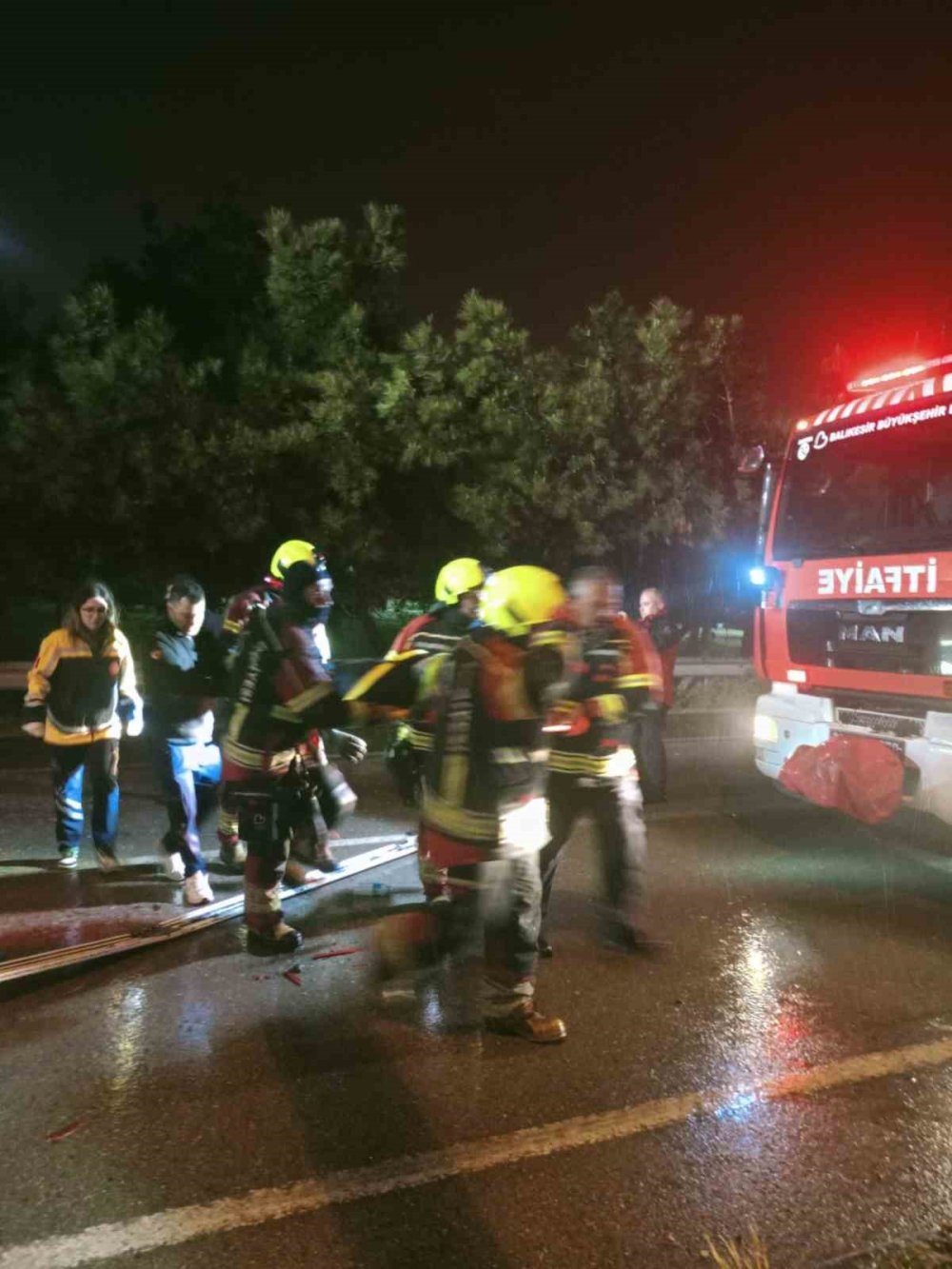 Balıkesir’de Facia.. Yolcu Otobüsü Devrildi, 3 Kişi Yaşamını Yitirdi!