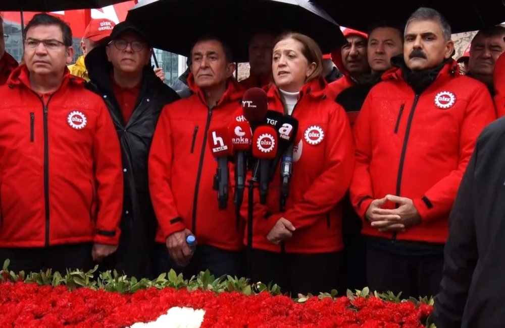 DİSK, İstanbul Taksim Anıtı’na Çelenk Bıraktı