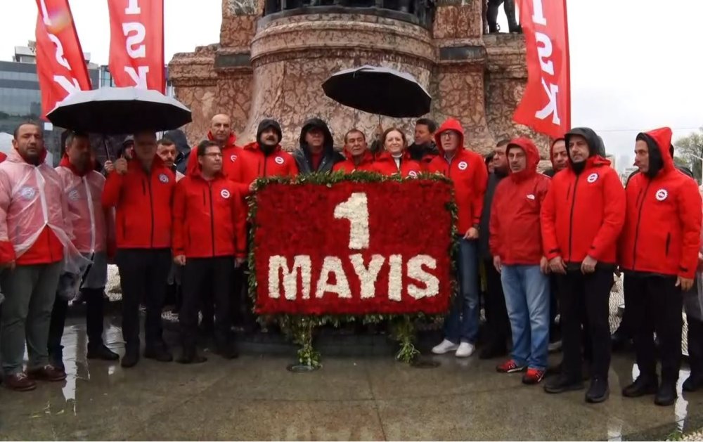 DİSK, İstanbul Taksim Anıtı’na Çelenk Bıraktı