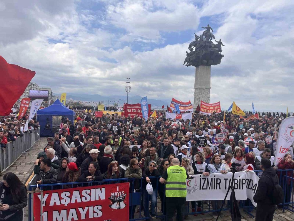 İzmir’de 1 Mayıs Coşkuyla Kutlandı