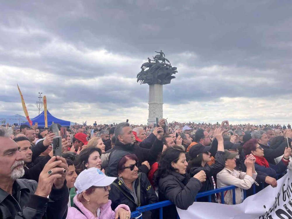 İzmir’de 1 Mayıs Coşkuyla Kutlandı