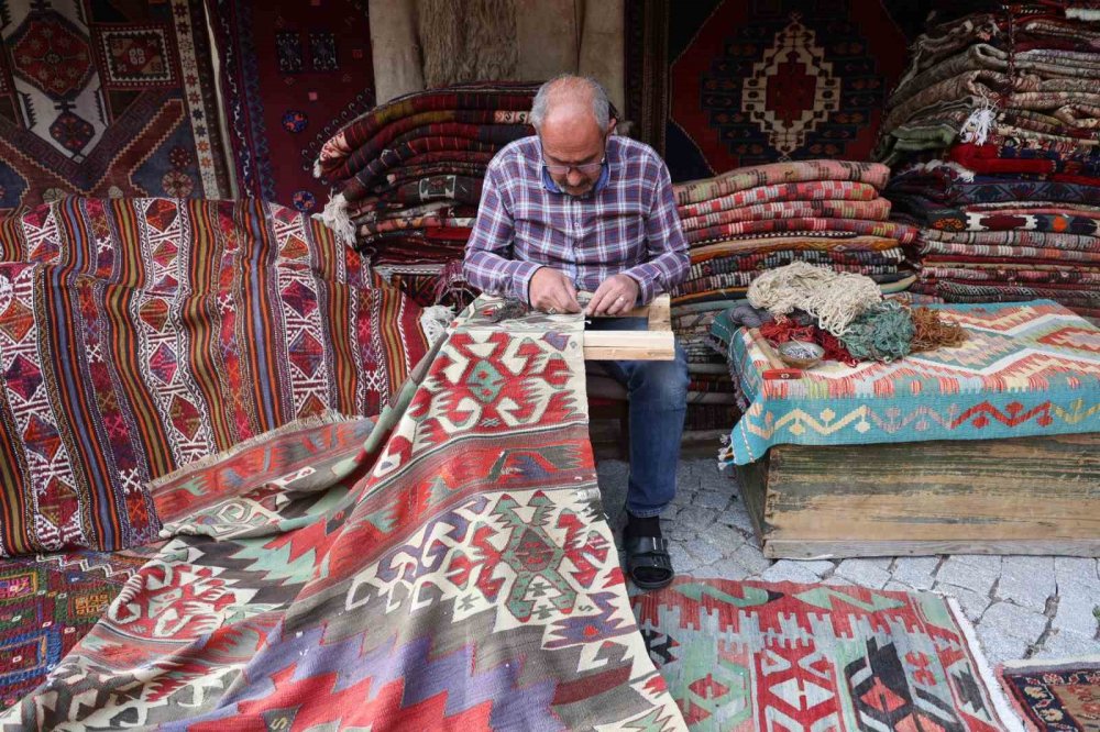 Kapadokya’da Eski Halılar Ustaların Elinde Yeniden Hayat Buluyor