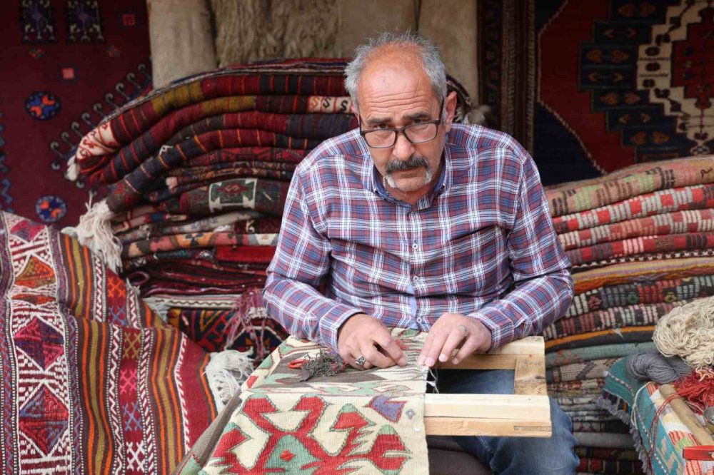 Kapadokya’da Eski Halılar Ustaların Elinde Yeniden Hayat Buluyor