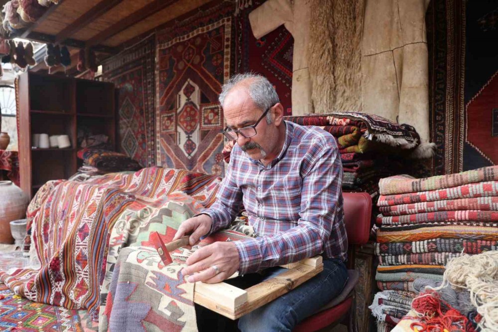 Kapadokya’da Eski Halılar Ustaların Elinde Yeniden Hayat Buluyor