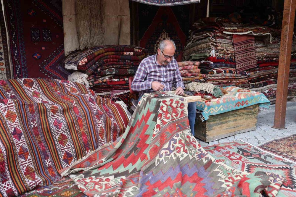 Kapadokya’da Eski Halılar Ustaların Elinde Yeniden Hayat Buluyor